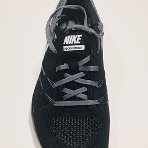 Nike flyknit running trainer women size 7
